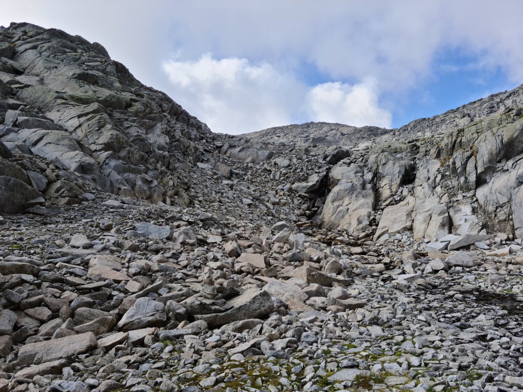 Terreno roccioso nella discesa dal Passo delle Marmotte verso il Laghetto di Bon