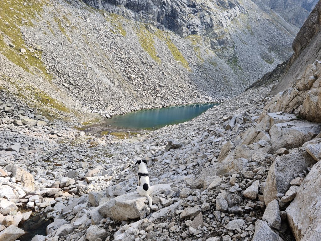 Bruno tra i massi sopra il Lago di Scarpacò