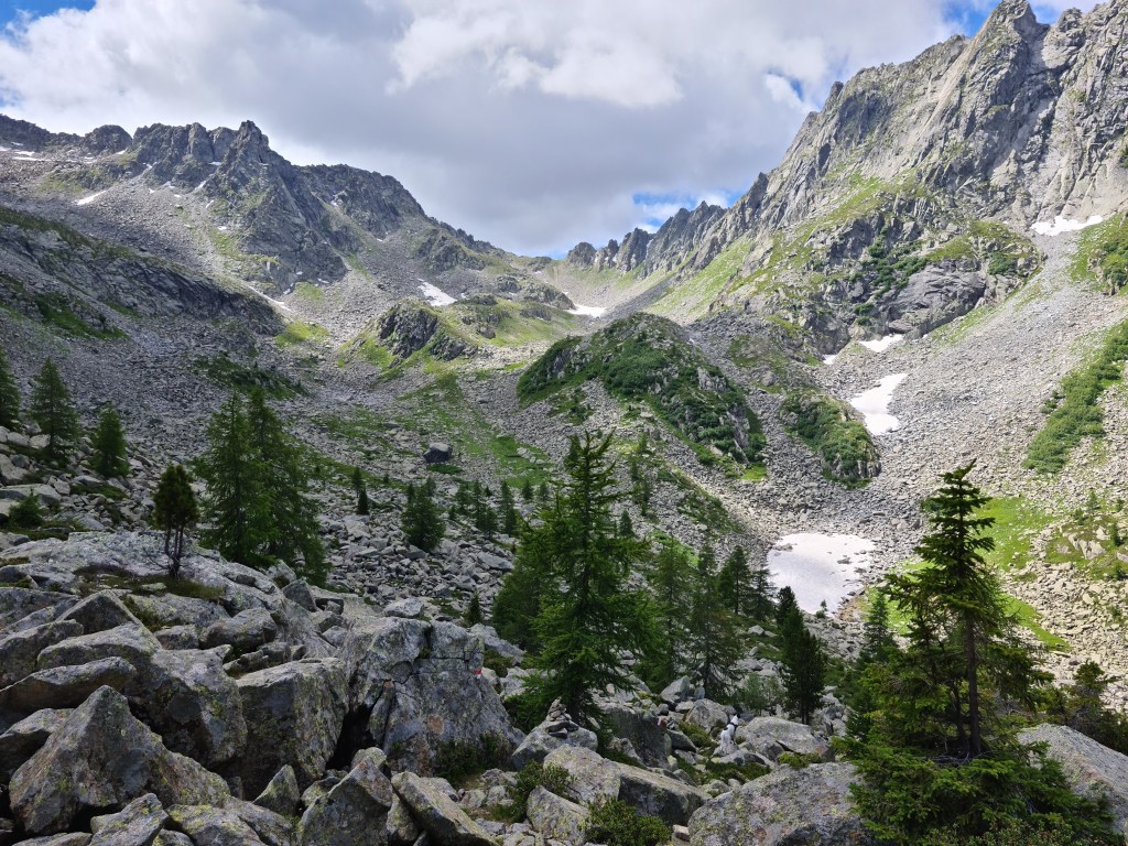 Alta Val Gelada tra pietraie e residui di neve