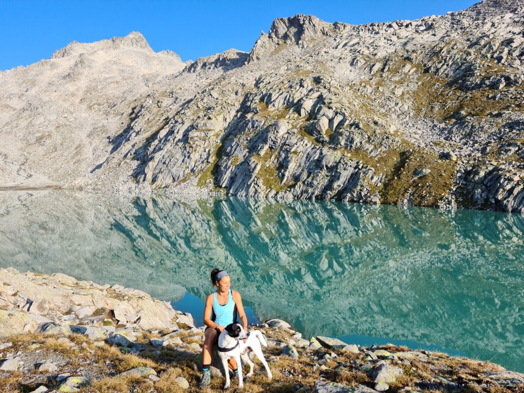 Lago Vedretta con Bruno sulla sponda rocciosa