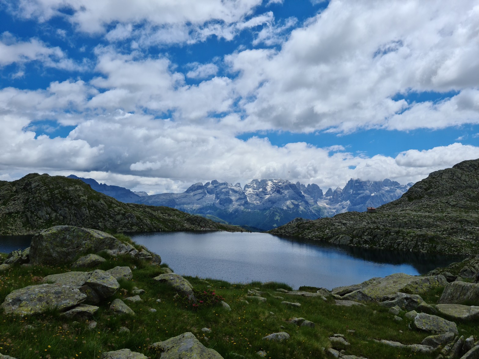 Lago Serodoli con le Dolomiti di Brenta sullo sfondo