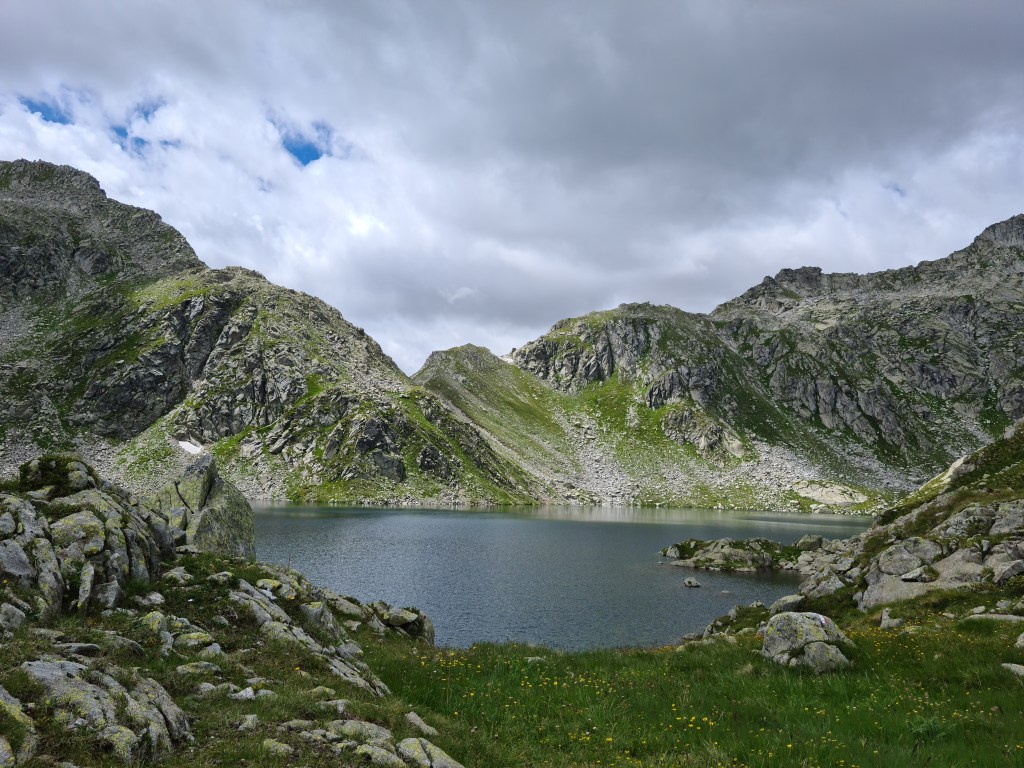 Lago Serodoli circondato dalle rocce e dalle praterie d'alta quota