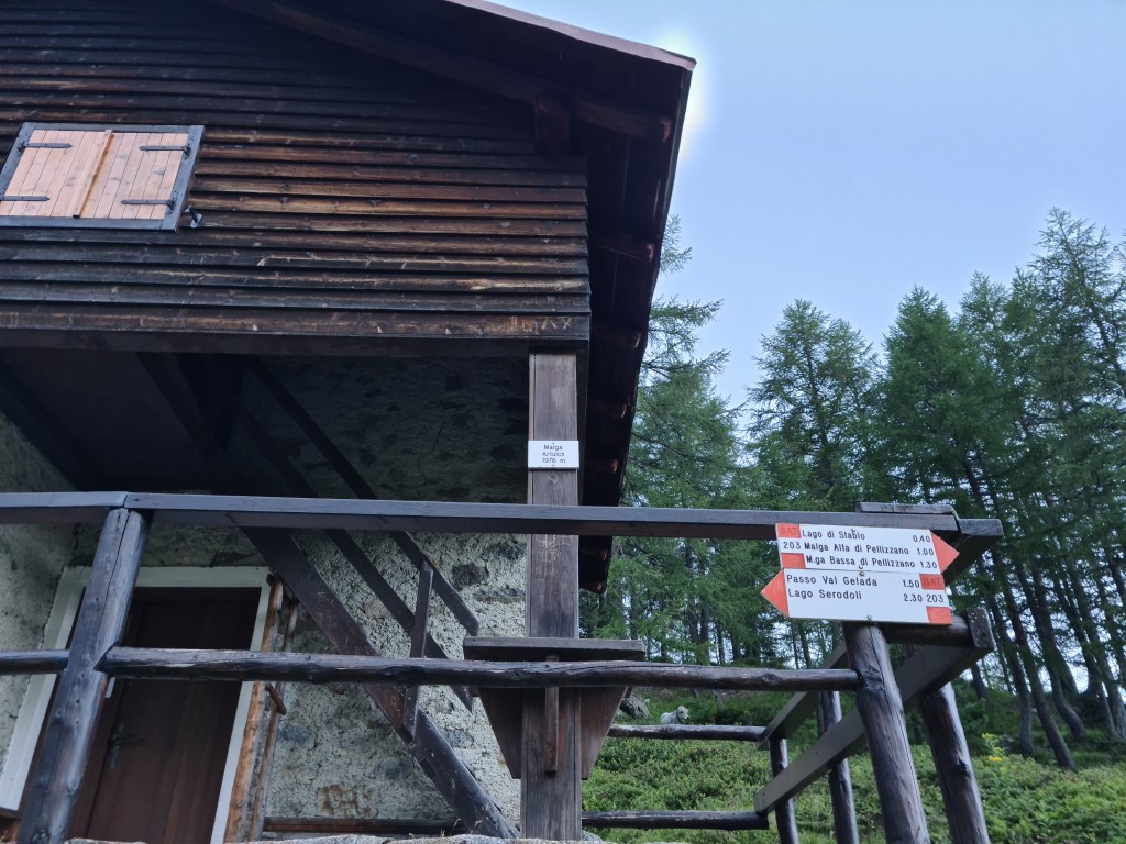 Cartelli all’Artuich per Passo di Val Gelada e Lago Serodoli