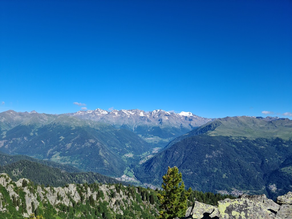 Panorama sulla Val di Sole dalla Croce della Pace