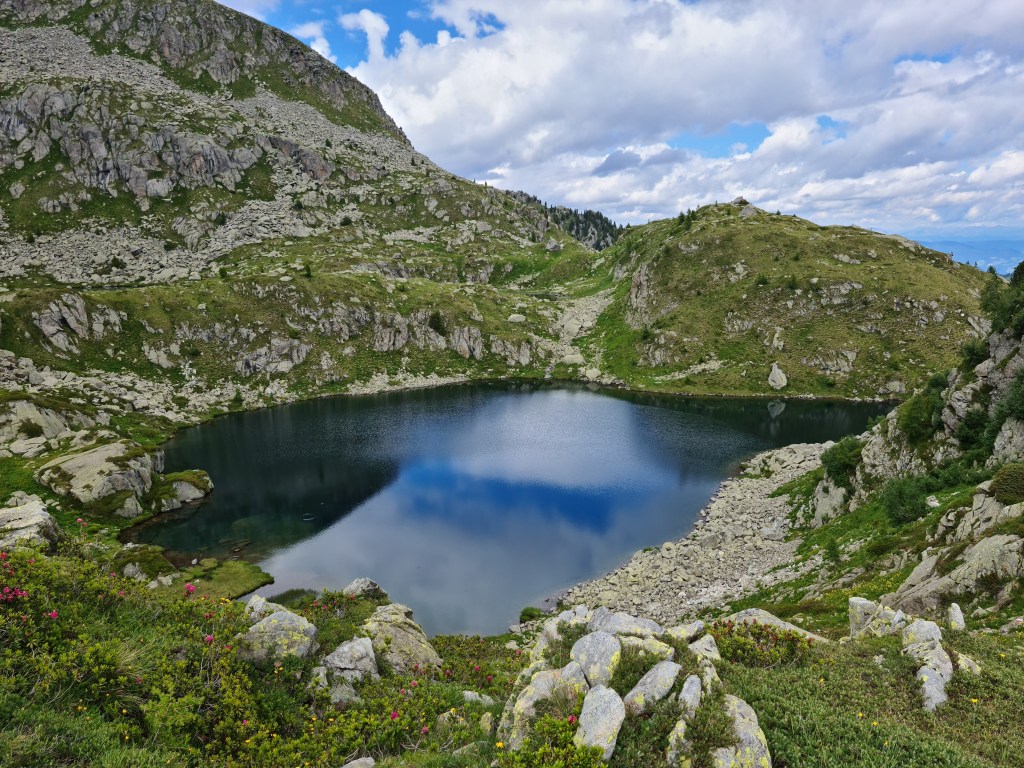 Uno dei Tre Laghi nella conca rocciosa