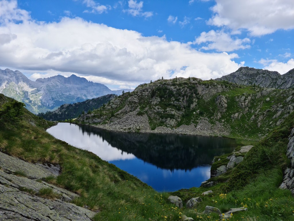 Uno dei Tre Laghi tra rocce e prati d'alta quota