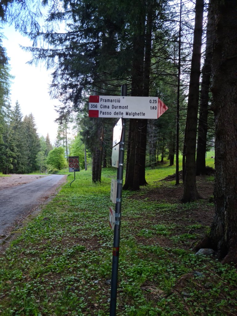 Segnavia del sentiero 356 verso Pramarciù, Cima Durmont e Passo delle Malghette