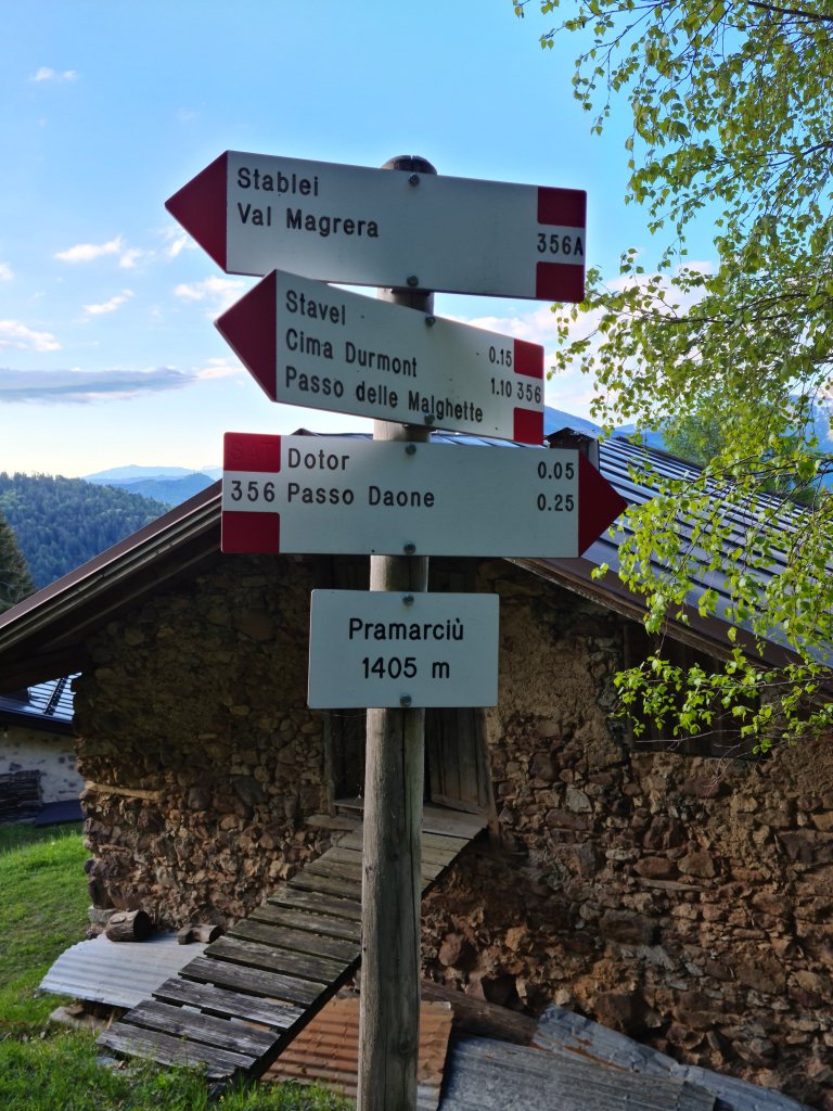 Cartelli escursionistici a Pramarciù lungo l’itinerario per Cima Durmont
