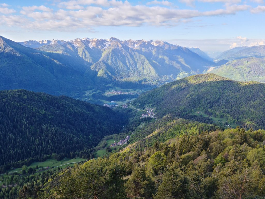 Panorama sulla Val Rendena e sulle Dolomiti di Brenta durante la salita a Cima Durmont