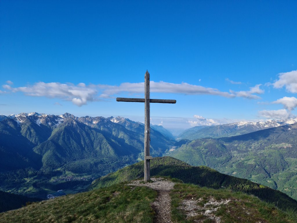 Croce di vetta di Cima Durmont con panorama sulla Val Rendena