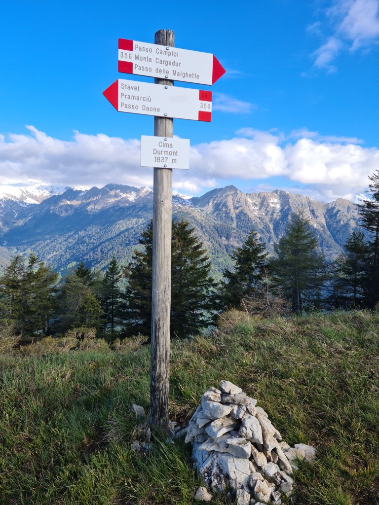 Cartello di Cima Durmont a 1.837 metri con indicazioni per Passo Campiol e Passo delle Malghette