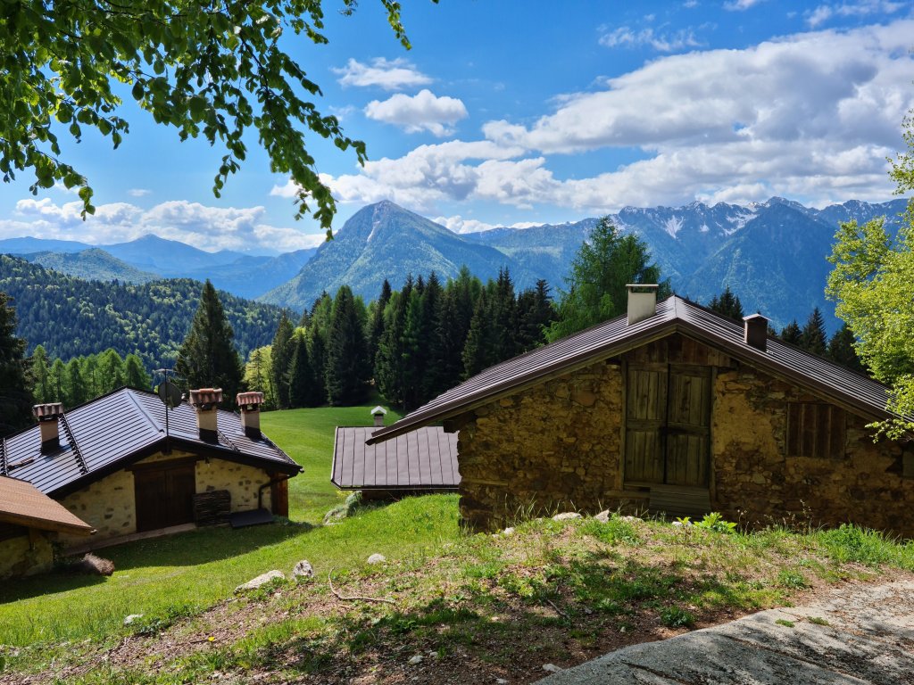 Baite e panorama montano a Pramarciù lungo la salita a Cima Durmont