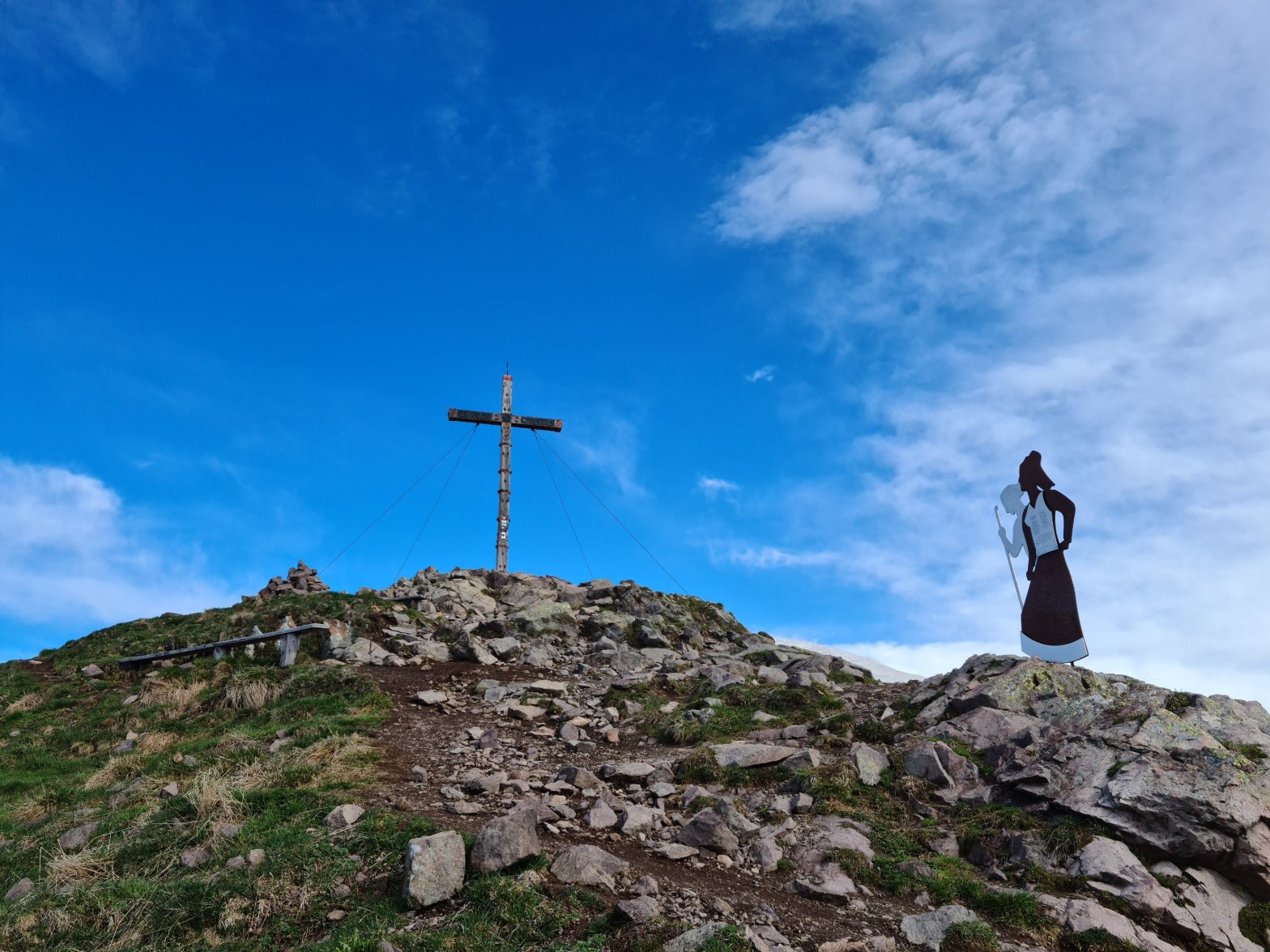 Croce di vetta del Monte Luco con la statua dedicata alle prime alpiniste
