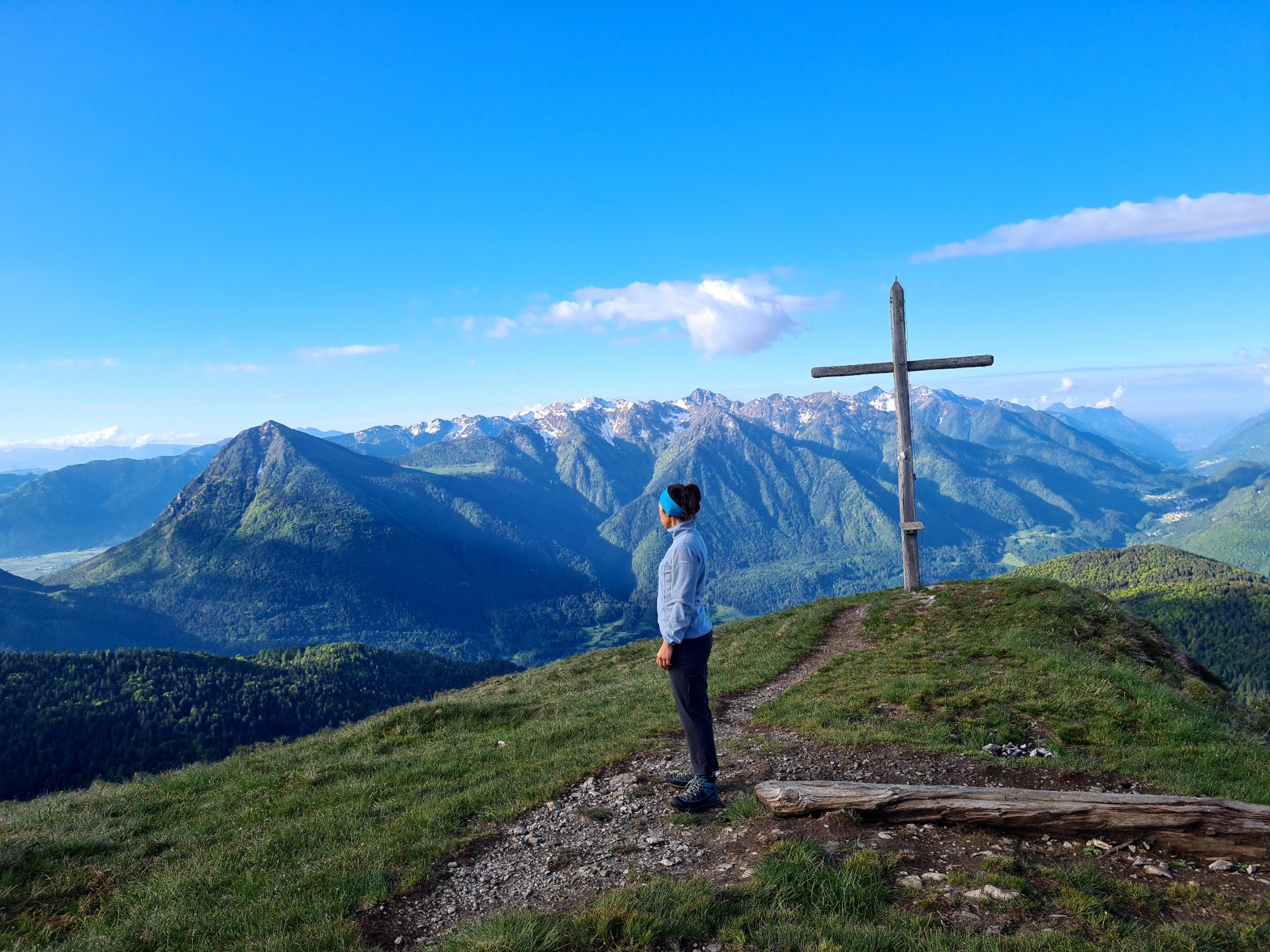 Io sulla Cima Durmont accanto alla croce di vetta, con la Val Rendena sullo sfondo