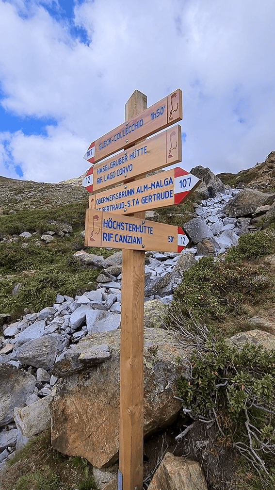 Bivio del sentiero 12 per il Rifugio Canziani