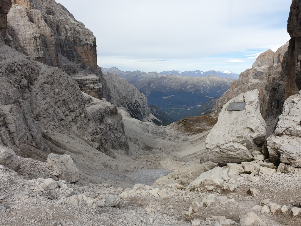 Canalone di sassi, ghiaia e neve sotto la Bocca di Brenta visto dall’alto
