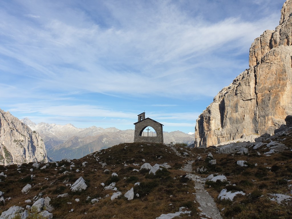 Cappella nella Val Brenta Alta lungo il sentiero verso la Bocca di Brenta