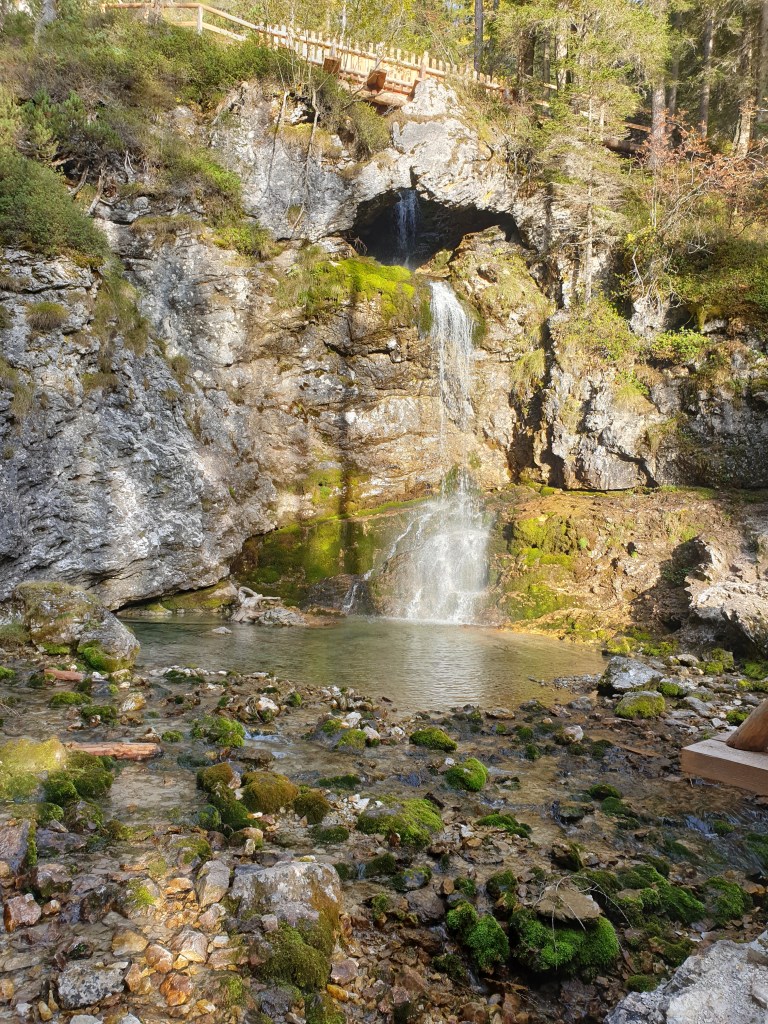 Cascata e passerella lungo il percorso delle Cascate di Vallesinella
