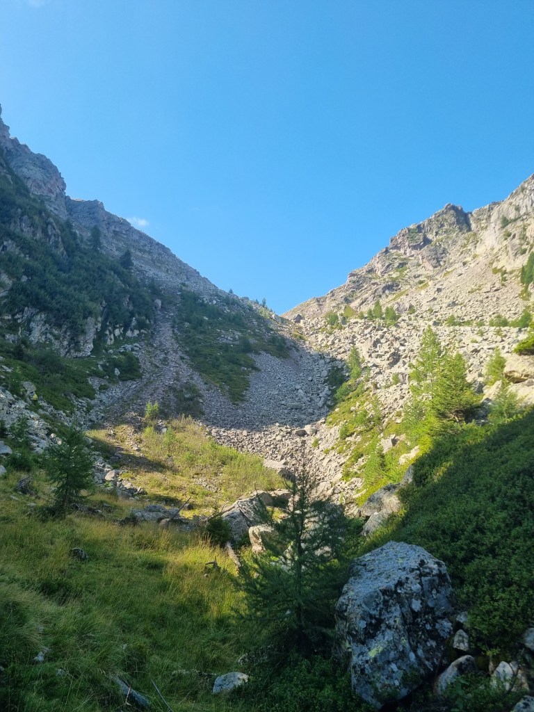 Conca pietrosa lungo il sentiero 10 verso il Lago del Luco