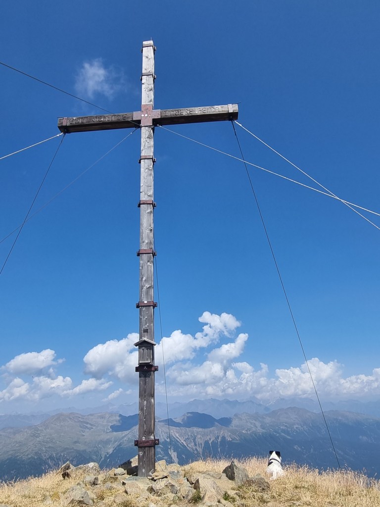 Bruno sotto la croce di vetta della Vedetta Alta