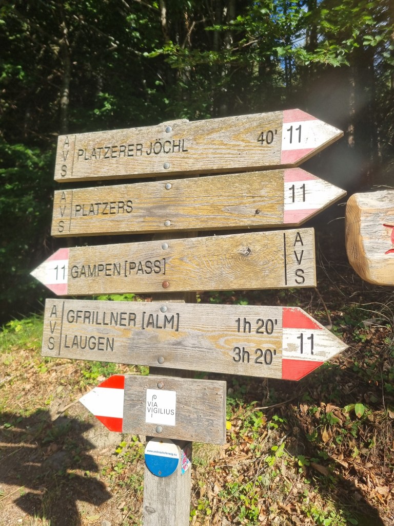 Segnaletica alla partenza per Gfrillner Alm e Monte Luco