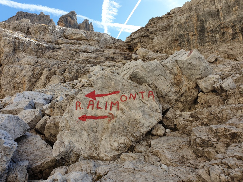 Indicazione per il Rifugio Alimonta dipinta sulla roccia lungo il sentiero 323