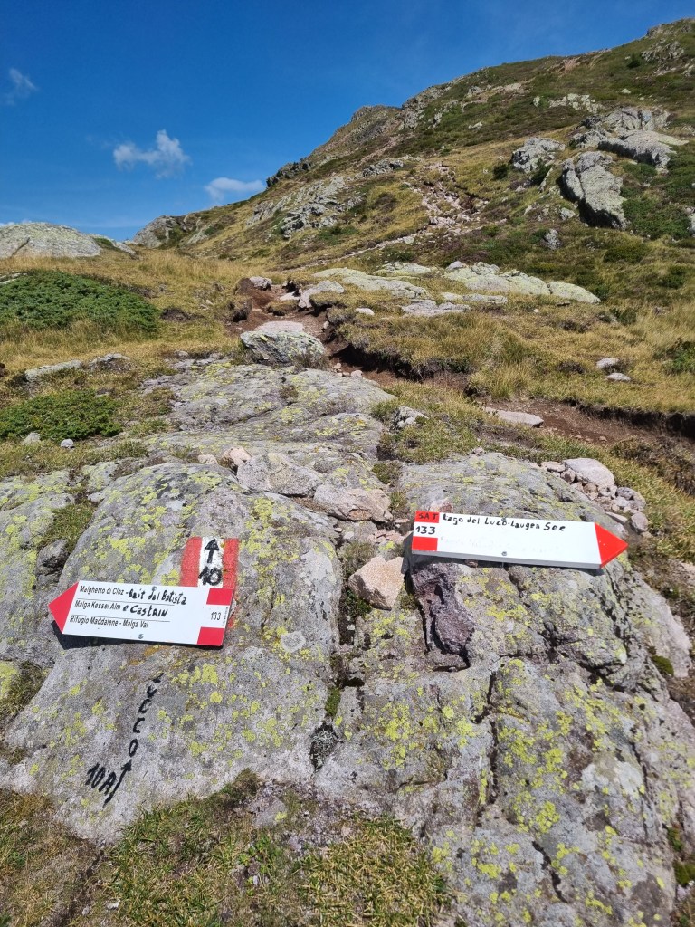 Indicazioni del sentiero 133 per il Lago del Luco