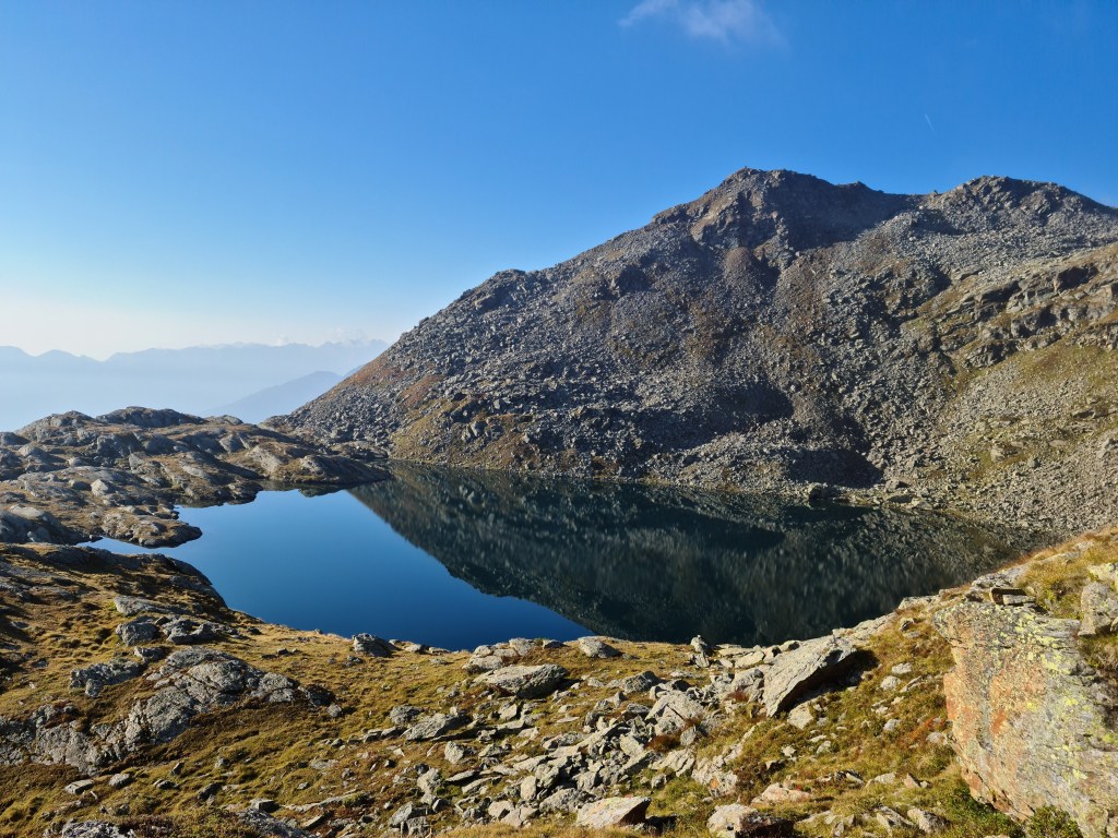 Uno dei Laghi Corvo lungo la salita verso Cima Collecchio