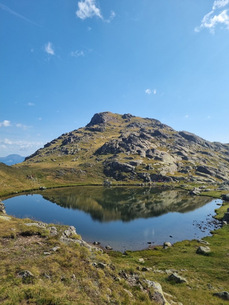 Lago del Luco affollato in una mattina di agosto