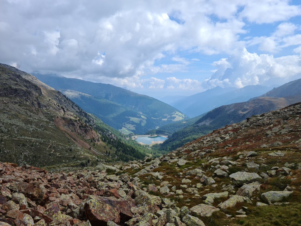 Lago di Fontana Bianca visto dal sentiero verso il Rifugio Canziani