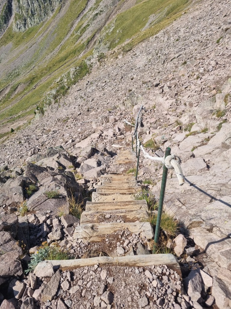 Gradoni in legno e corda nel tratto ripido poco sotto la cima del Monte Luco