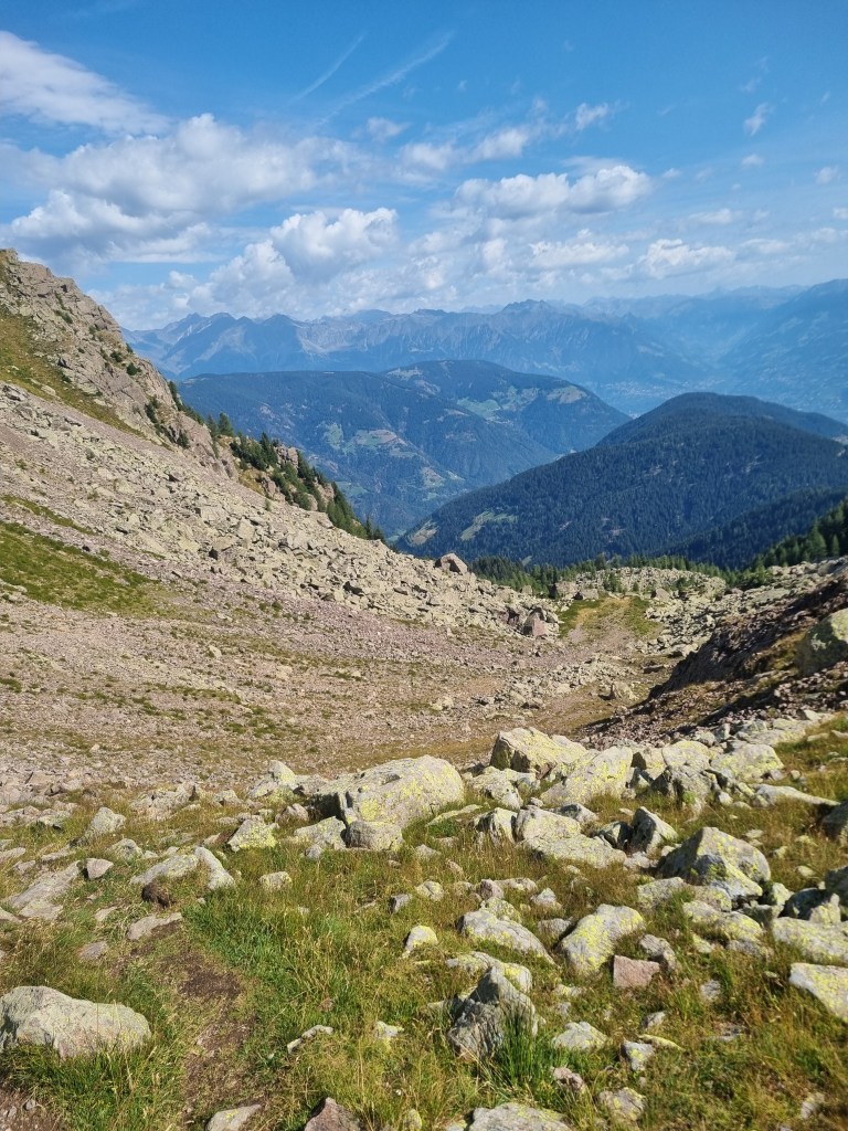 Panorama dalla conca pietrosa durante la salita al Lago del Luco