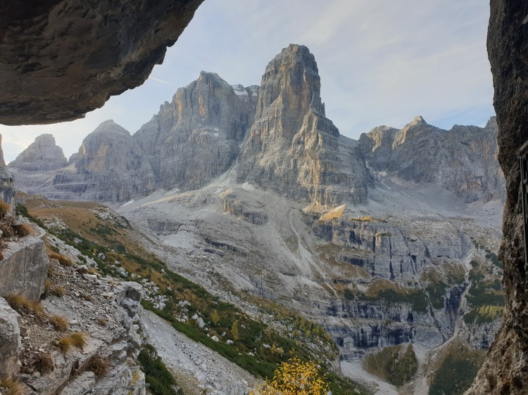 Pareti delle Dolomiti di Brenta lungo il Sentiero Arnaldo Bogani