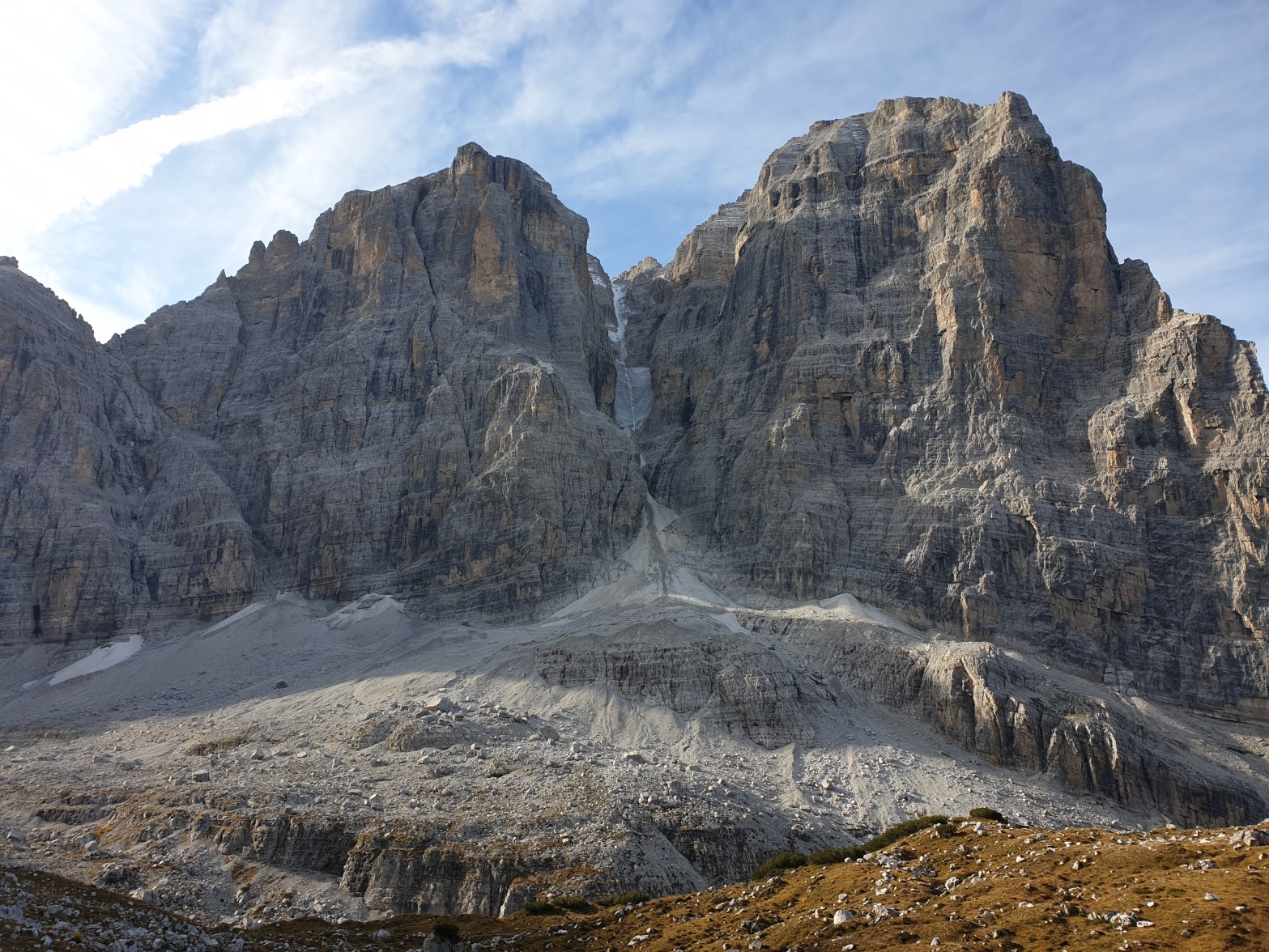 Grandi pareti rocciose delle Dolomiti di Brenta lungo l’escursione verso la Bocca di Brenta