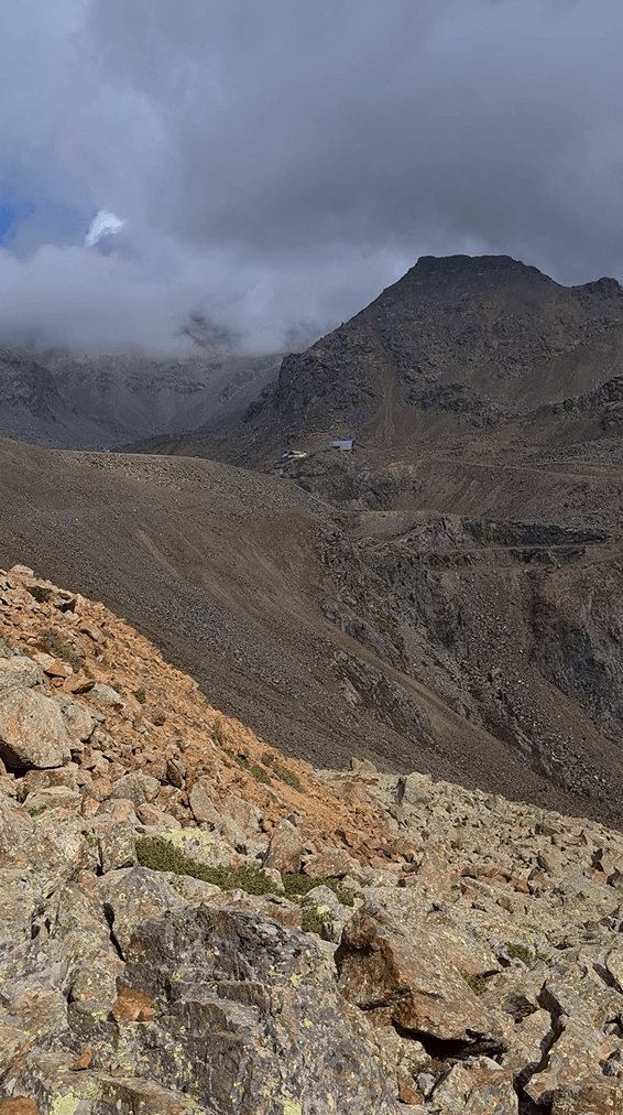 Pietraia lungo il sentiero verso il Rifugio Canziani