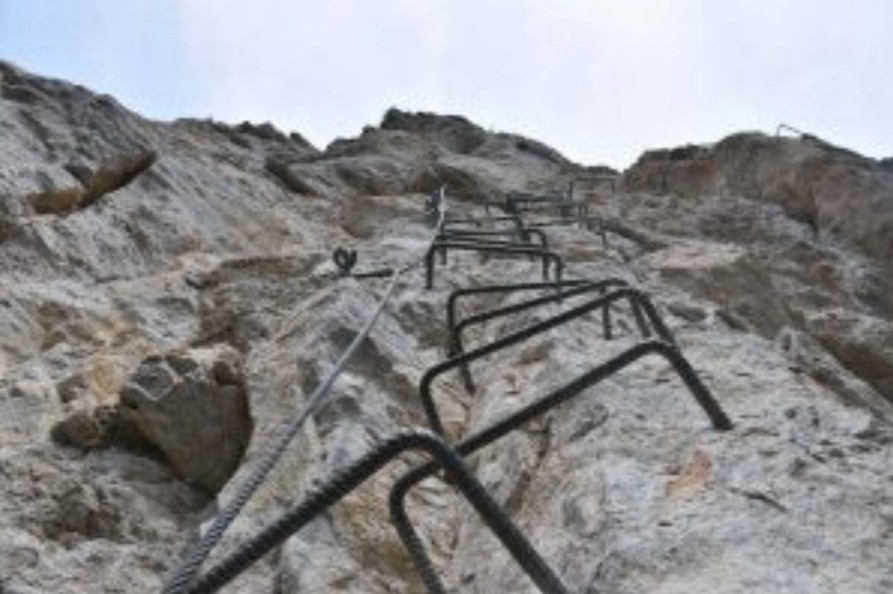 Scala di pioli metallici lungo la salita verso la Bocca di Brenta