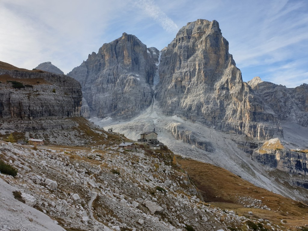 Rifugio ai Brentei visto da lontano tra le pareti delle Dolomiti di Brenta