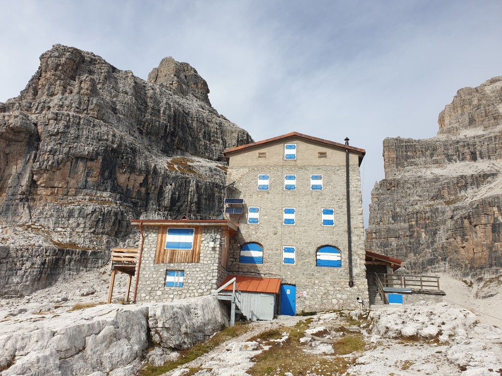 Facciata del Rifugio Tosa Pedrotti nelle Dolomiti di Brenta