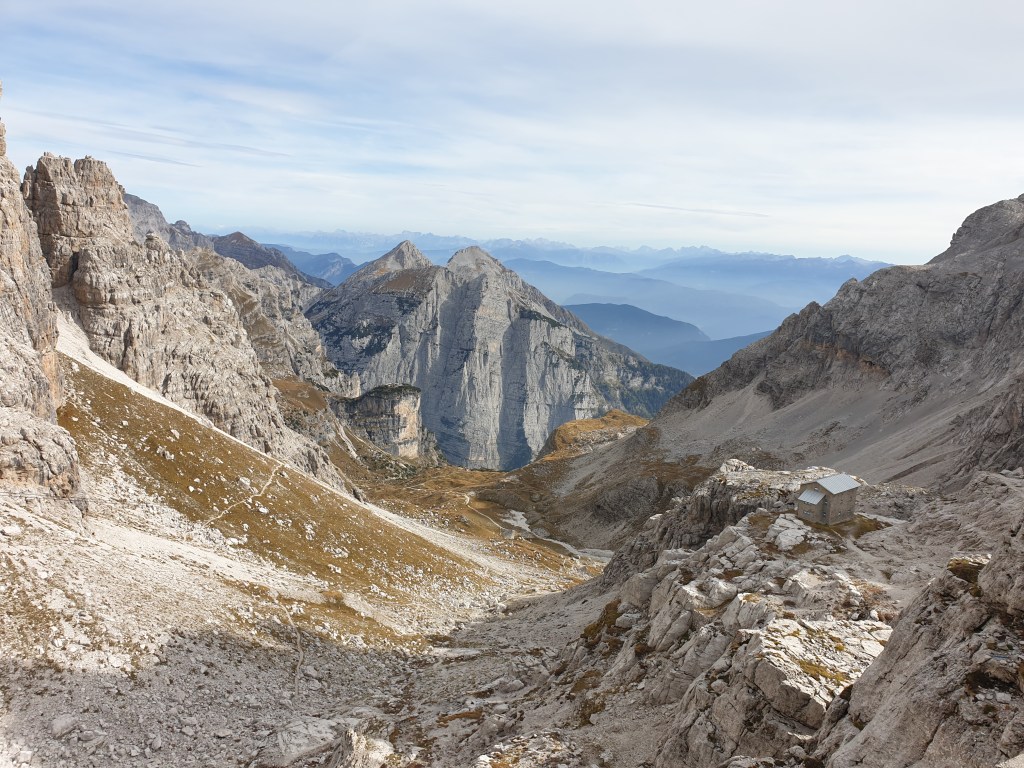 Rifugio Tosa Pedrotti visto dall’alto tra le pareti delle Dolomiti di Brenta