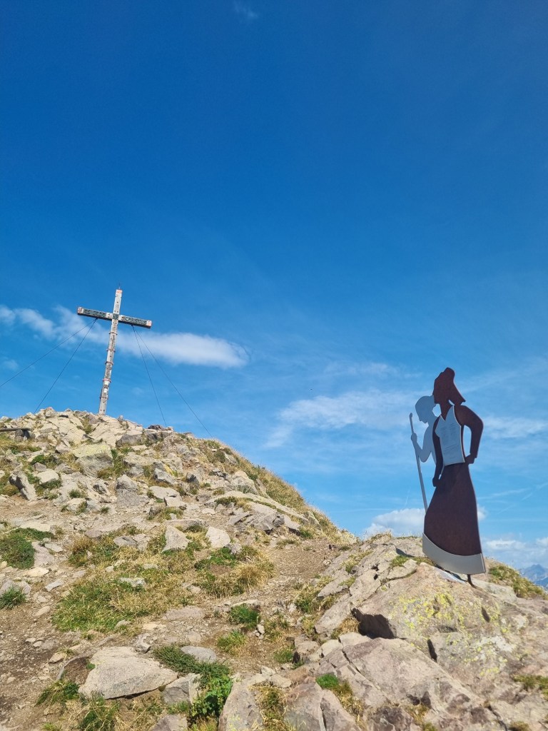 Scultura dedicata alla prima ascensione femminile documentata nelle Alpi al Monte Luco