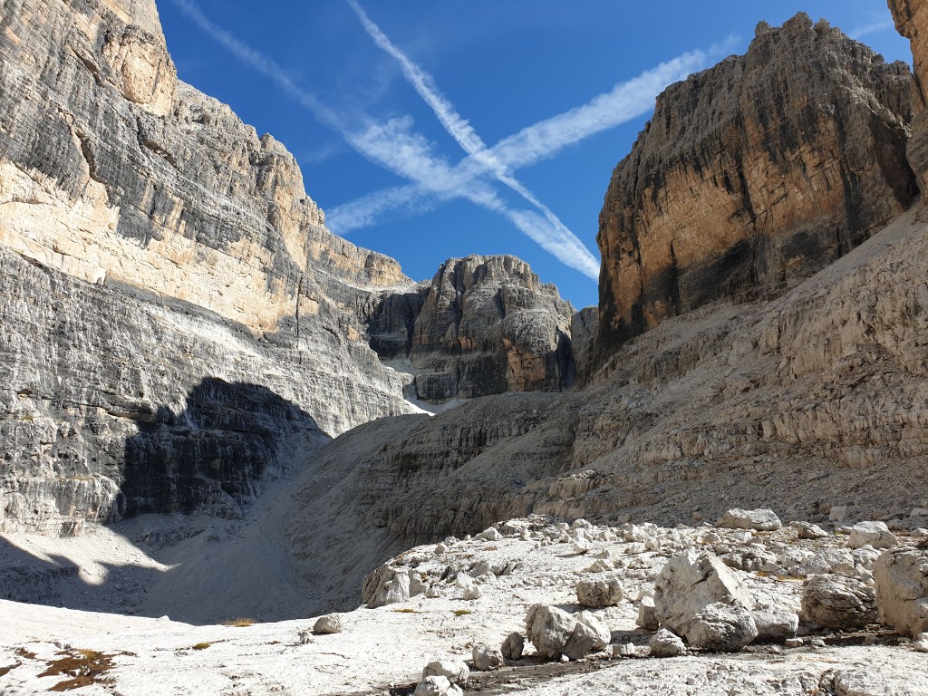 Sentiero 323 verso il Rifugio Alimonta nelle Dolomiti di Brenta