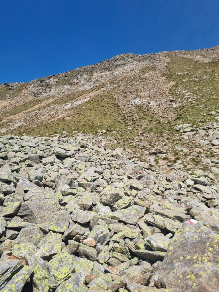 Tratto roccioso del sentiero 11 verso la Vedetta Alta