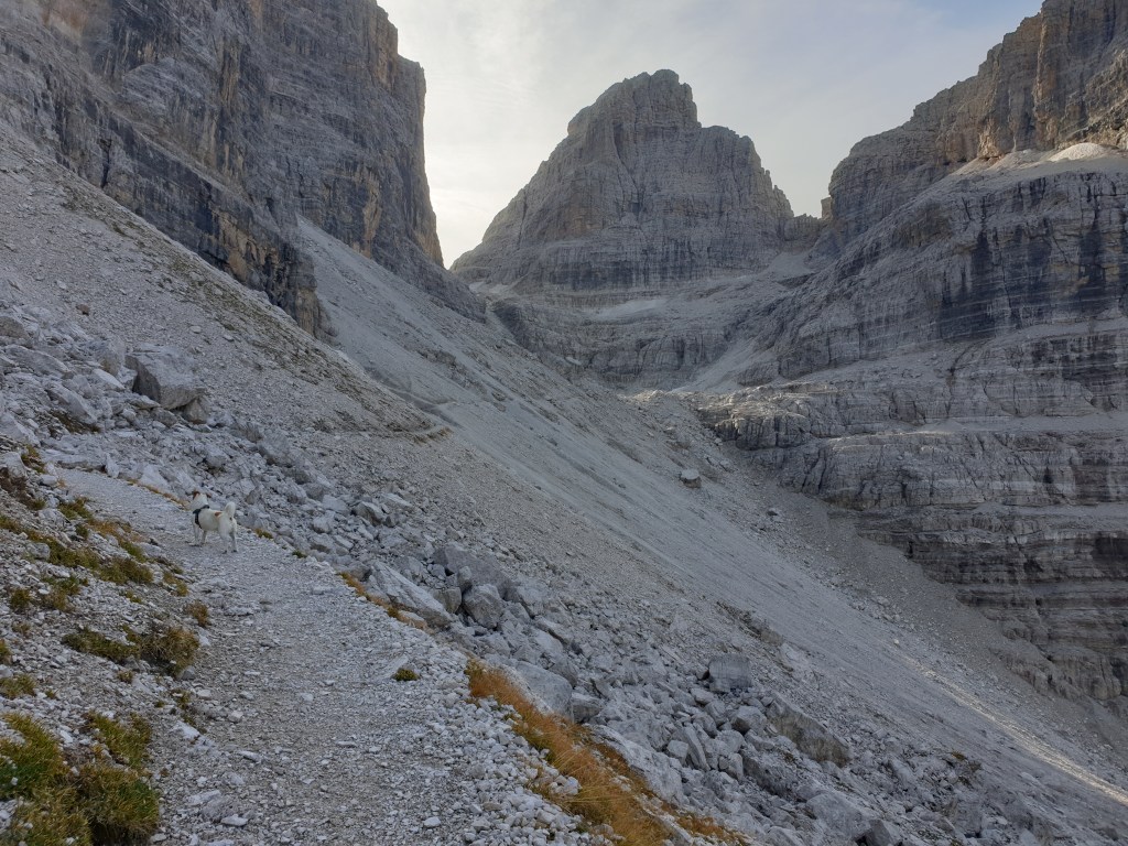 Sentiero verso la Bocca di Brenta nelle Dolomiti di Brenta