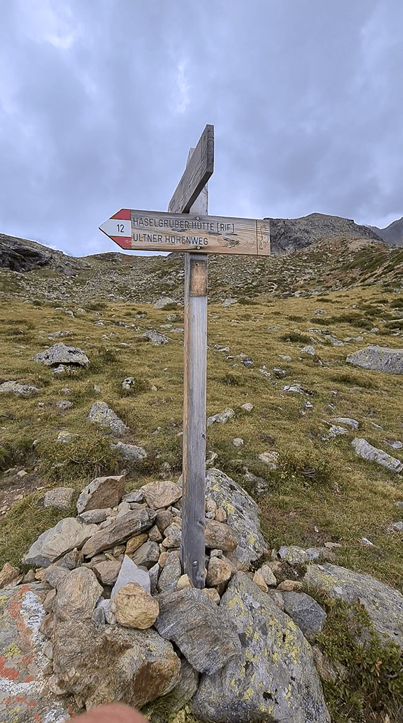 Sentiero 12 dal Rifugio Canziani verso il Giogo di Montechiesa