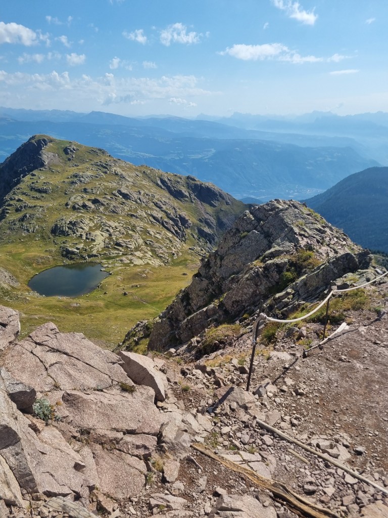 Tratto esposto con corda nel tratto finale del Monte Luco