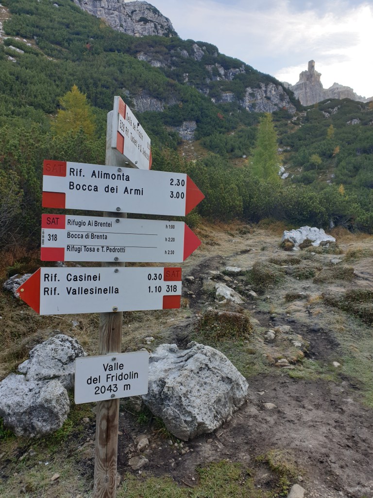 Indicazioni escursionistiche in Valle del Fridolin sul sentiero verso il Rifugio ai Brentei