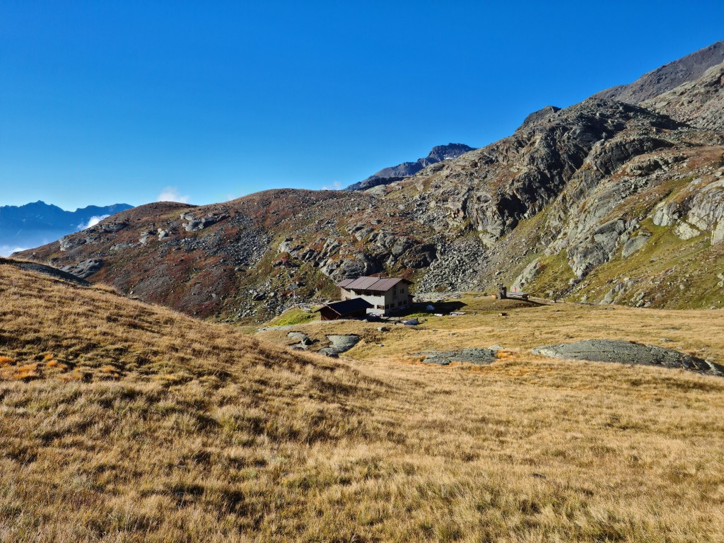 Rifugio Dorigoni visto dall'alto dopo averlo superato