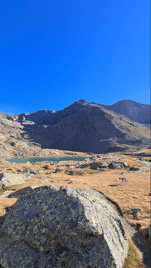 Cima Sternai domina il paesaggio sopra il primo Lago Sternai