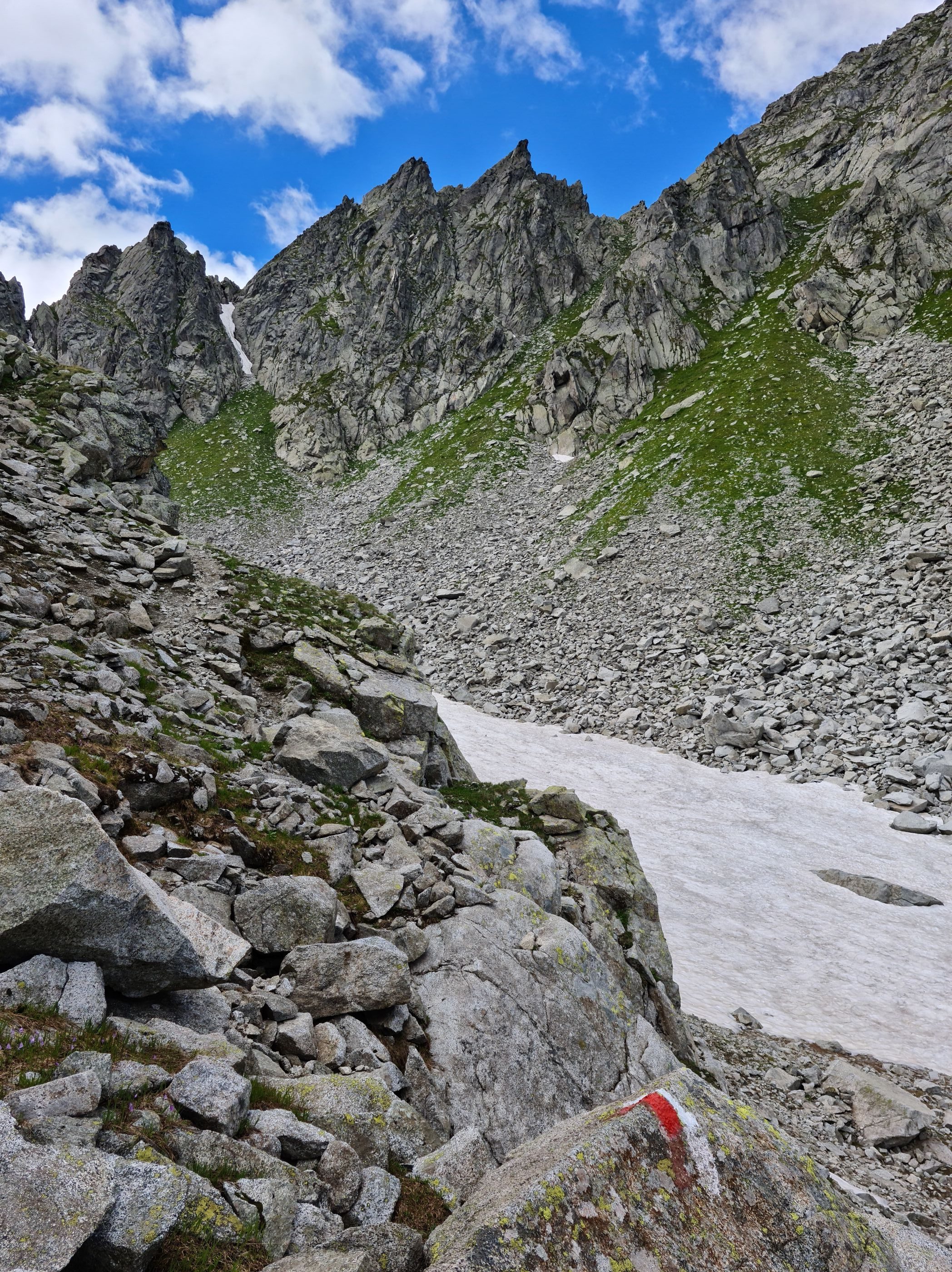 Sentiero 203 verso il Passo Val Gelada tra pietraie e residui di neve